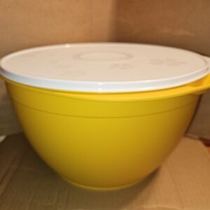 Tupperware Embossed Jumbo Bowl
